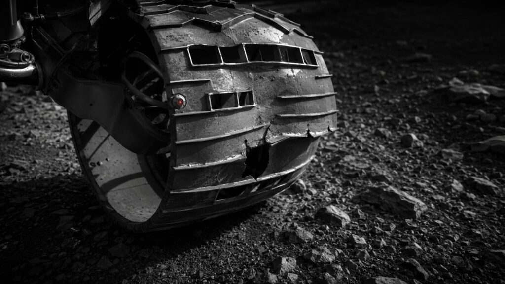 Экономика - Промышленность - Колесо Curiosity треснуло на 4963 й сол снимок NASA показал цену 32 км по Марсу - Не факт!.